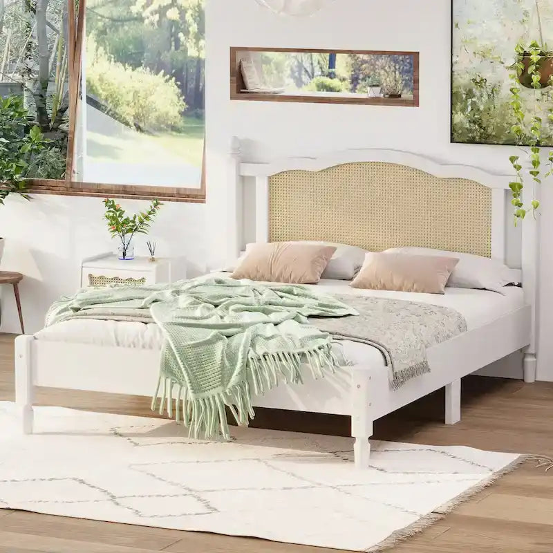 Lit plateforme Queen en bois avec tête de lit en rotin et base arquée