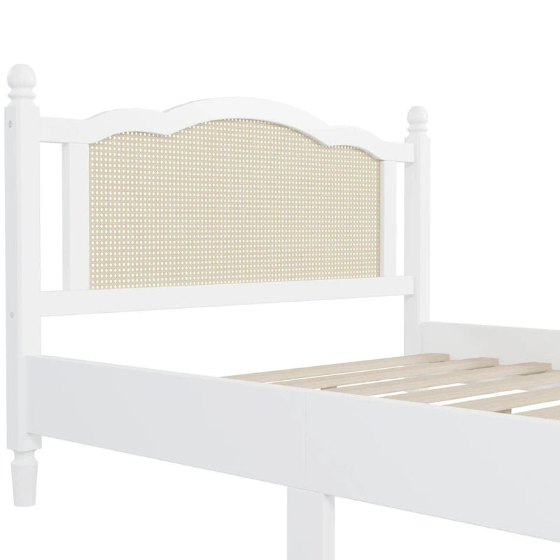 Lit plateforme Queen en bois avec tête de lit en rotin et base arquée