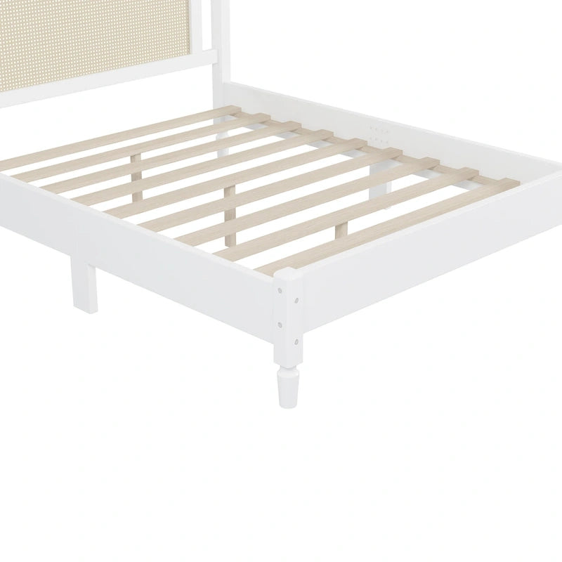 Lit plateforme Queen en bois avec tête de lit en rotin et base arquée