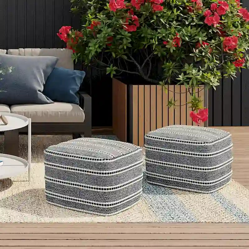 Pouf carré tressé, bleu marine et blanc, en polyester recyclé résistant à l'eau et aux UV