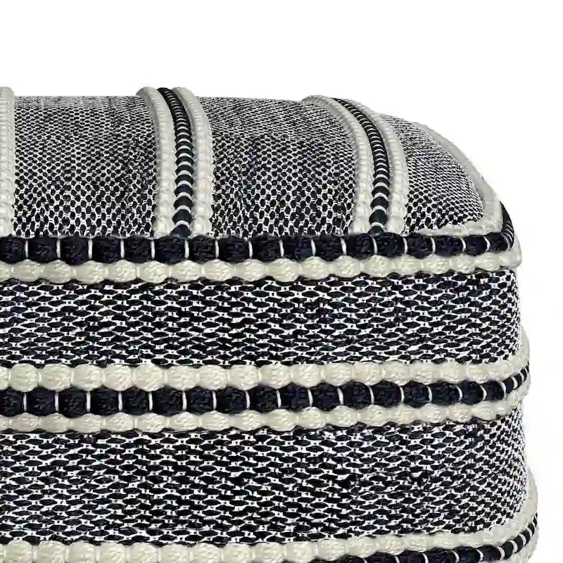 Pouf carré tressé, bleu marine et blanc, en polyester recyclé résistant à l'eau et aux UV