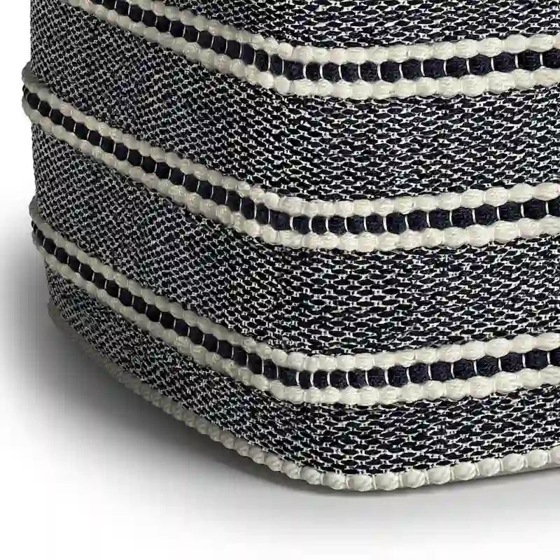 Pouf carré tressé, bleu marine et blanc, en polyester recyclé résistant à l'eau et aux UV