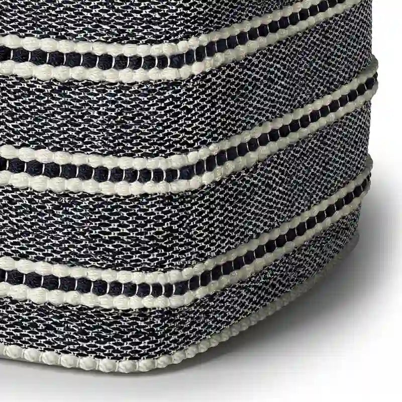 Pouf carré tressé, bleu marine et blanc, en polyester recyclé résistant à l'eau et aux UV