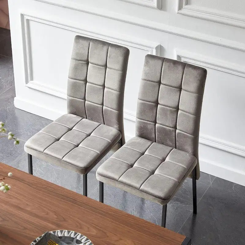 Chaise de salle à manger en velours à dossier haut avec design en queue d'hirondelle et pieds en métal doré