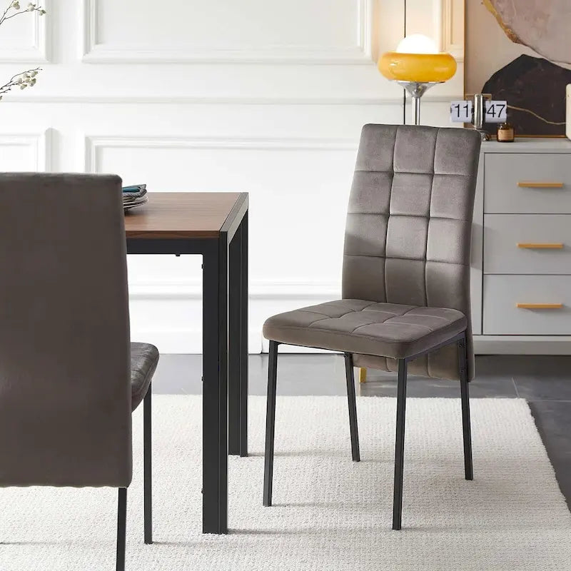 Chaise de salle à manger en velours à dossier haut avec design en queue d'hirondelle et pieds en métal doré