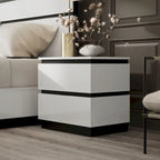 Table de chevet blanche contemporaine à 2 tiroirs avec port USB et accents métalliques